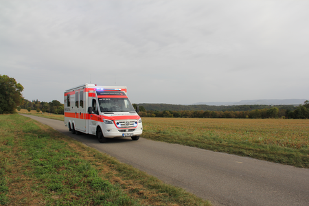 Der Einsatzleitwagen der Fachgruppe Information und Kommunikation mit Blaulicht auf einem Feldweg