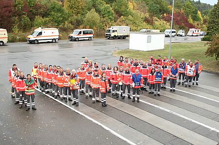 Rund 40 Einsatzkräfte der Katastrophenschutzeinheit stehen in Formation