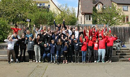 Die Teilnehmenden des JRK-Wettbewerbs stehen im Pausenhof des Eugen-Bolz-Gymnasiums