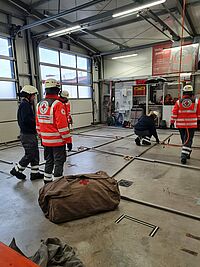 Einsatzkräfte üben beim Praxistag den Aufbau eines Zeltes