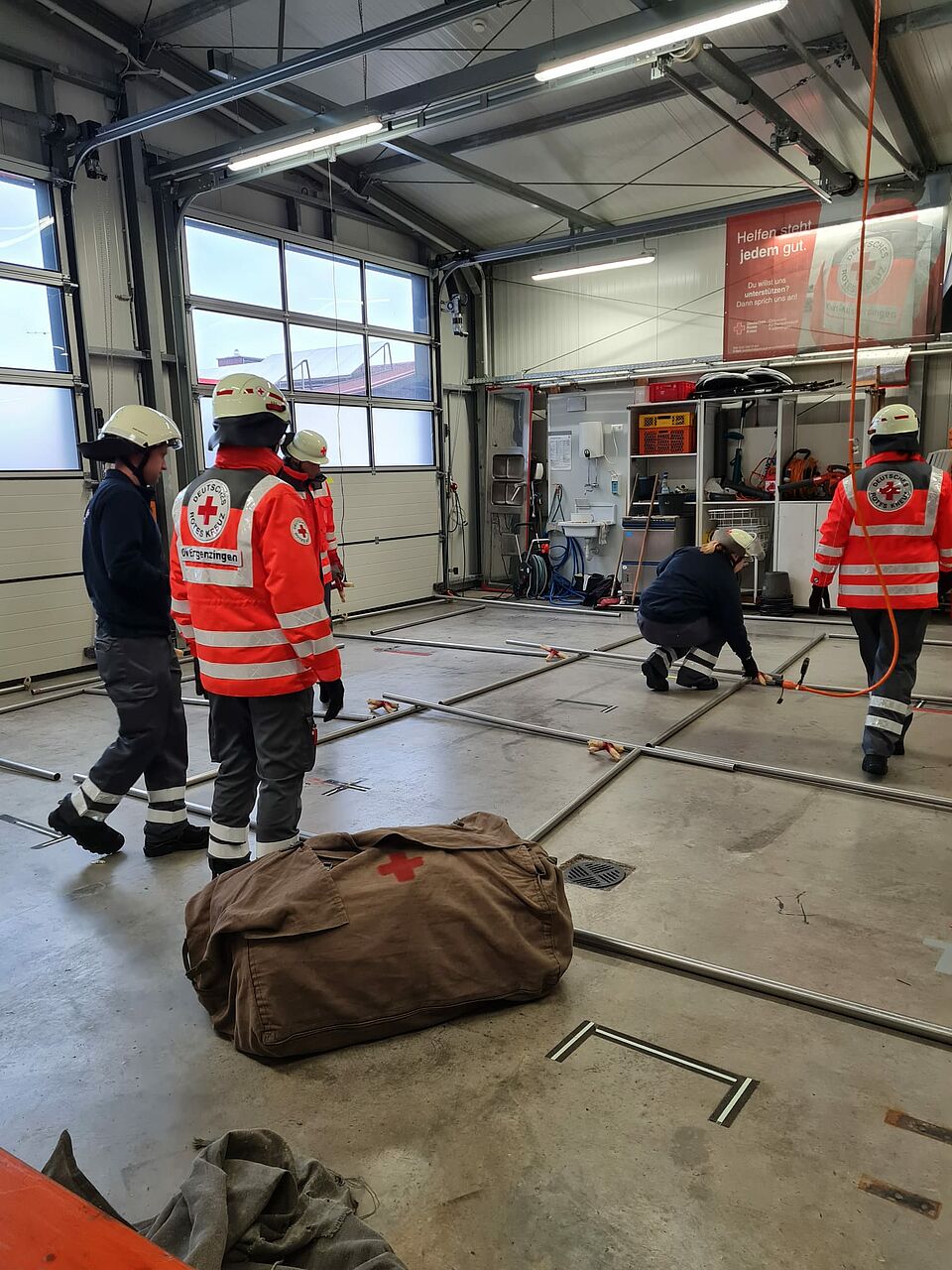 Einsatzkräfte üben beim Praxistag den Aufbau eines Zeltes