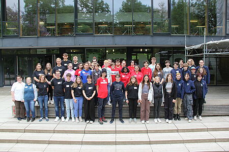 Teilnehmende des JRK-Wettbewerbs stehen vor dem Keppler-Gymnasium