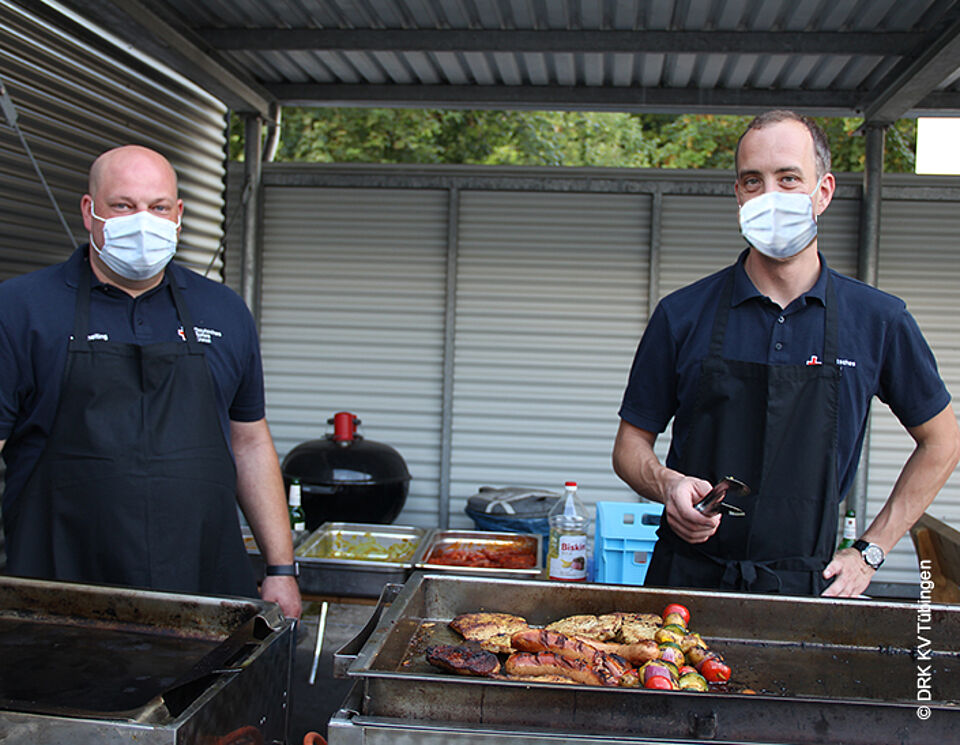 Geschäftsführer Martin Gneiting und der stellvertretende Rettungsdienstleiter Jonas Behm grillen für die Freiwilligen.