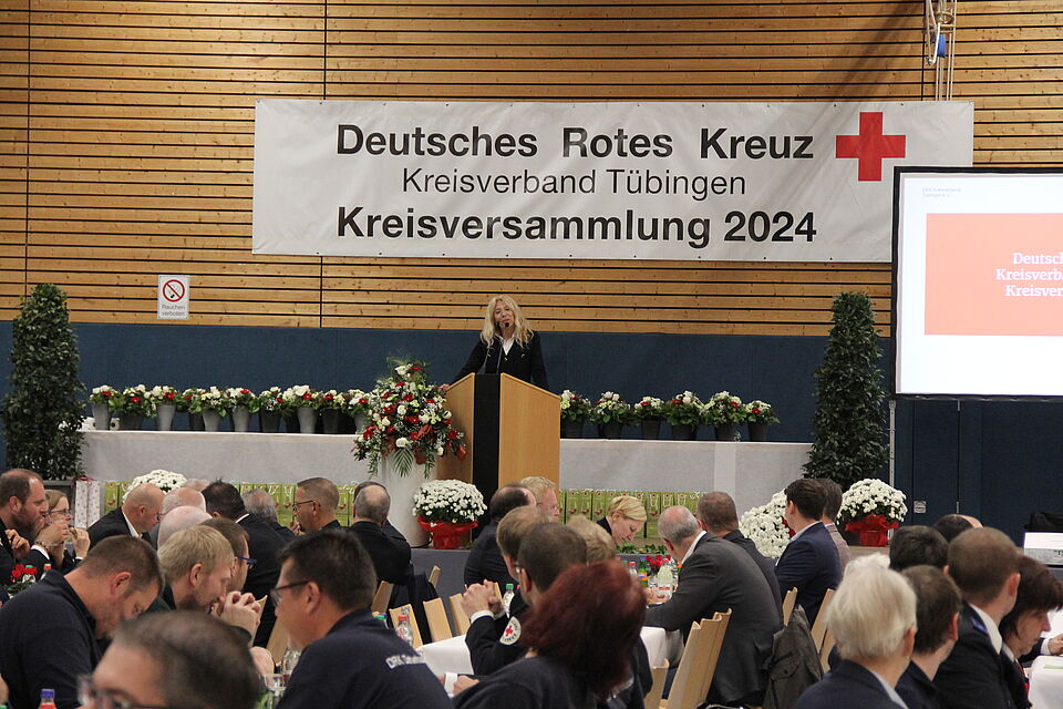Ein Banner hängt bei der Kreisversammlung 2024 an der Wand