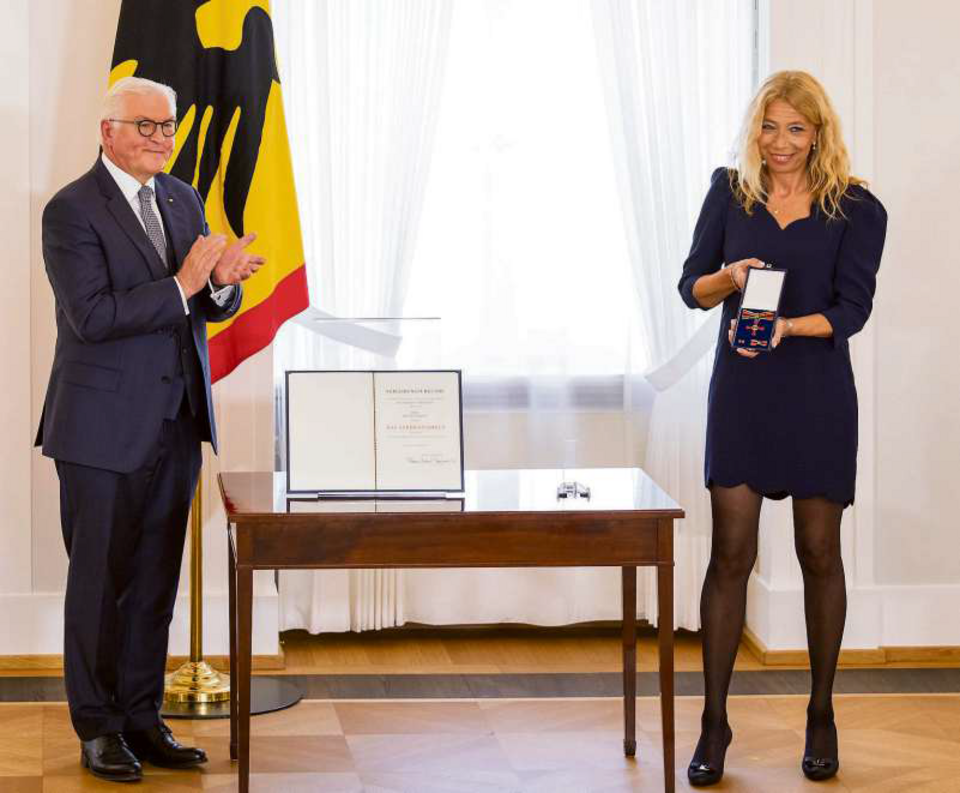 Lisa Federle bekommt von Frank-Walter Steinmeier das Bundesverdienstkreuz überreicht.
