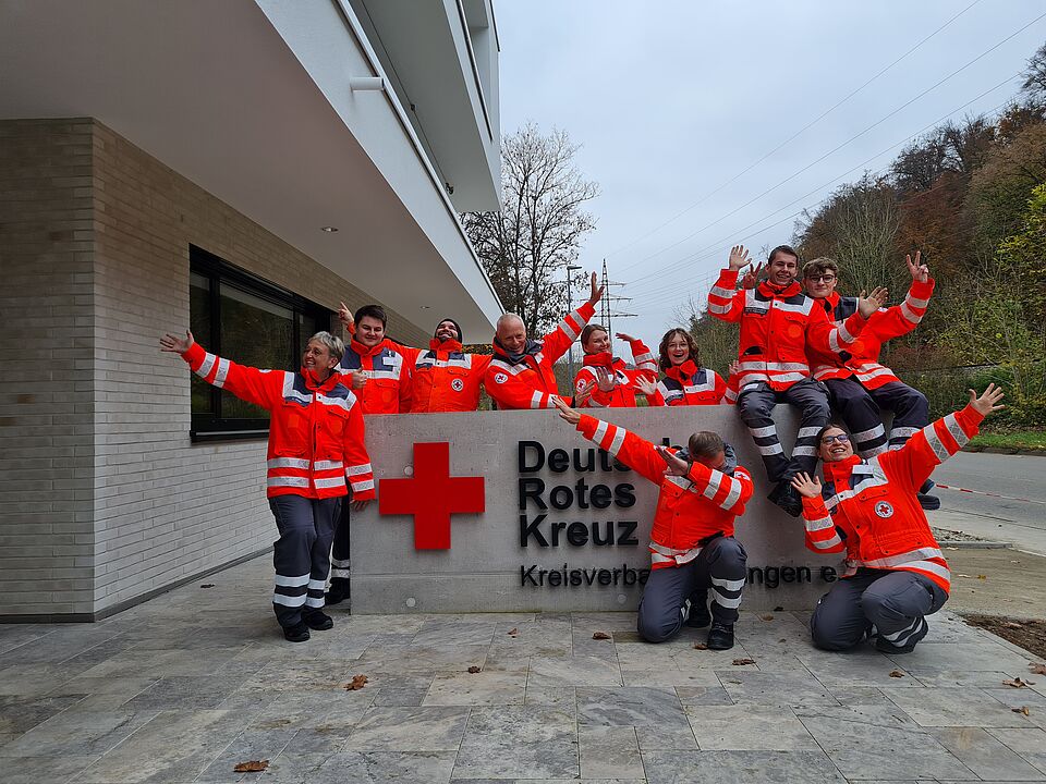 Abschlussfoto Sanitätshelferlehrgang Die Teilnehmenden der Fachdienstausbildung Sanitätsdienst steht vor einem Einsatzfahrzeug