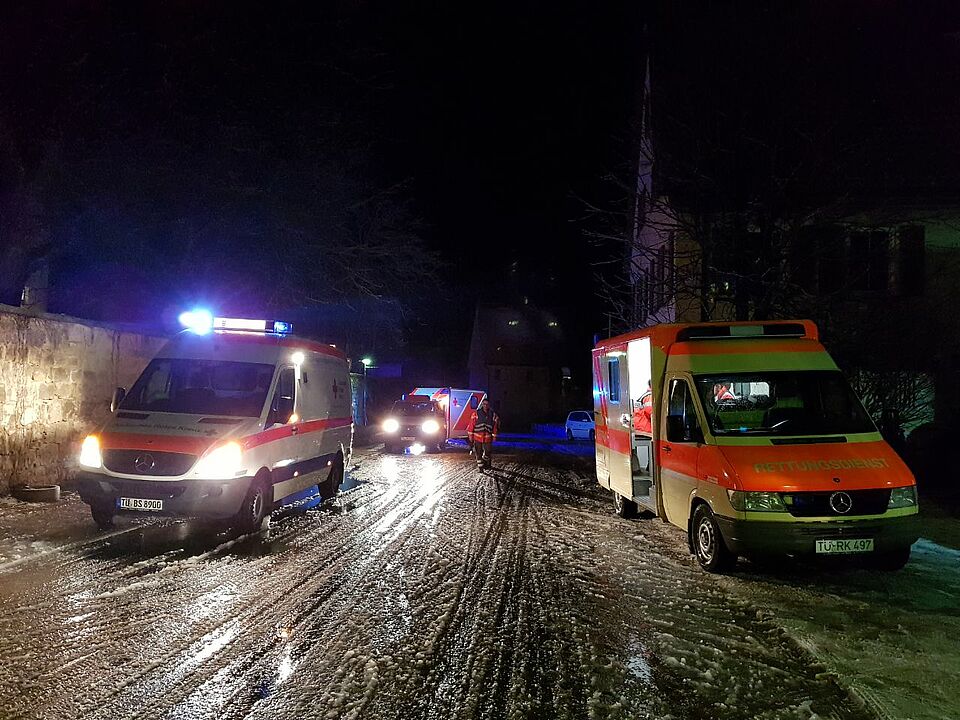 Einsatzfahrzeuge stehen mit Blaulicht vor der Turnhalle in Ergenzingen.
