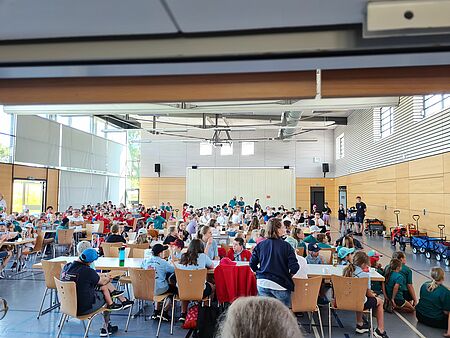 Viele Kinder sitzen beim Wettbewerb in der Seebronner Turnhalle und essen zu Mittag