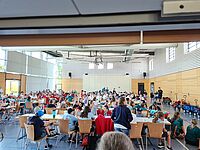 Viele Kinder sitzen beim Wettbewerb in der Seebronner Turnhalle und essen zu Mittag