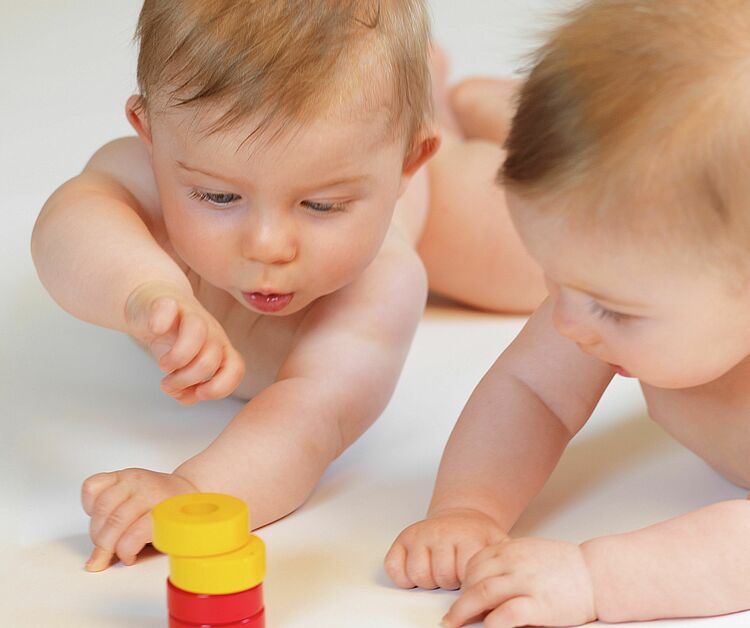 Babys Pekip Zwei Babys spielen gemeinsam