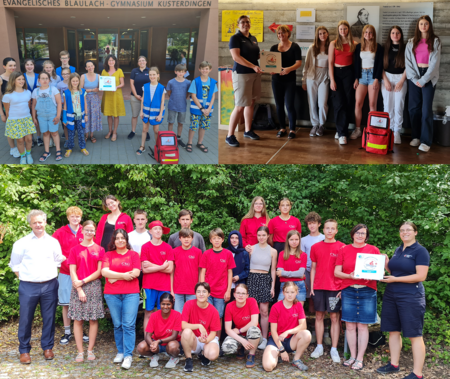 Fotos von den ausgezeichneten Schulsanitätsdienstgruppen mit ihrer Auszeichnungsplakette
