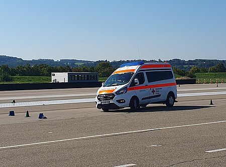 Einer unserer Krankenwagen in einem Fahrsicherheitsparcours